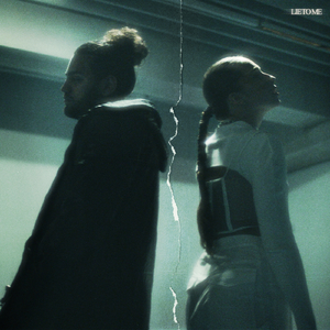 带土抓住玖辛奈的头发
